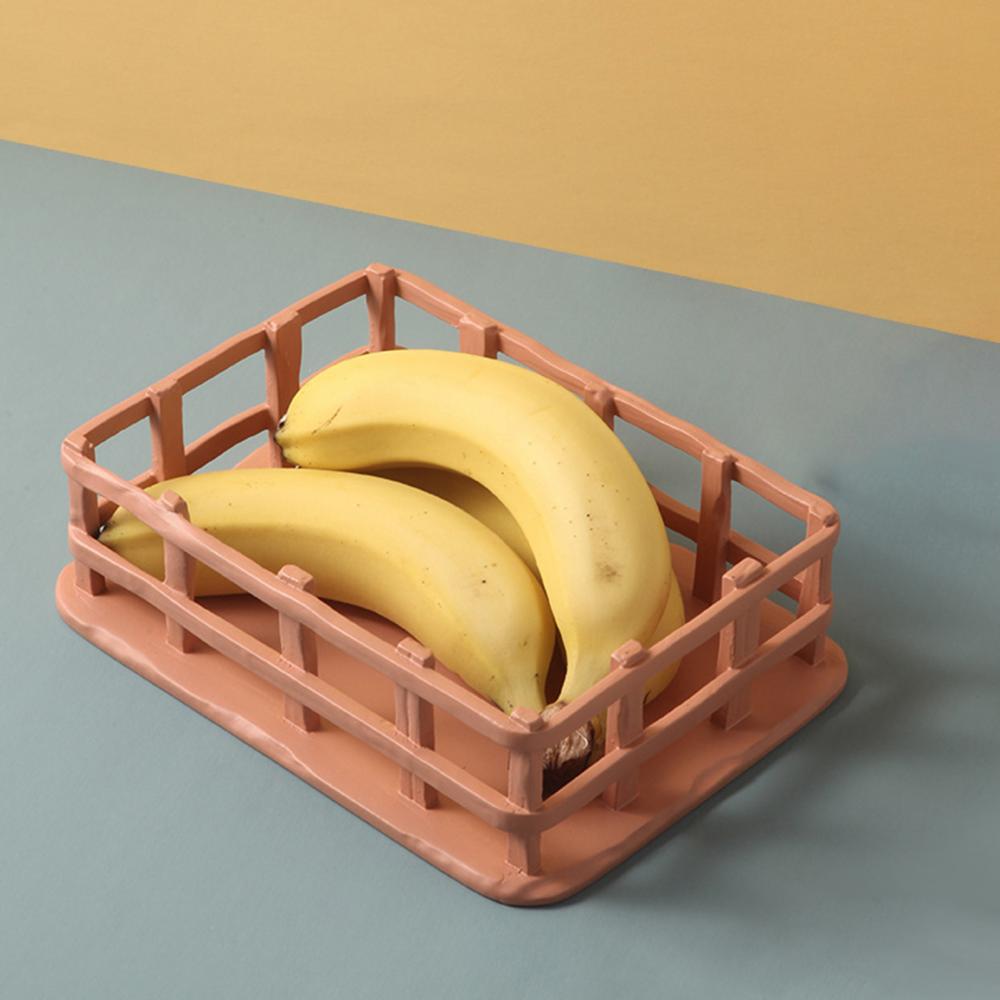 Nærbilde av elegant harpiks fruktskål i nordisk design. Viser minimalistisk tekstur og kvalitet for hjemmedekor.
