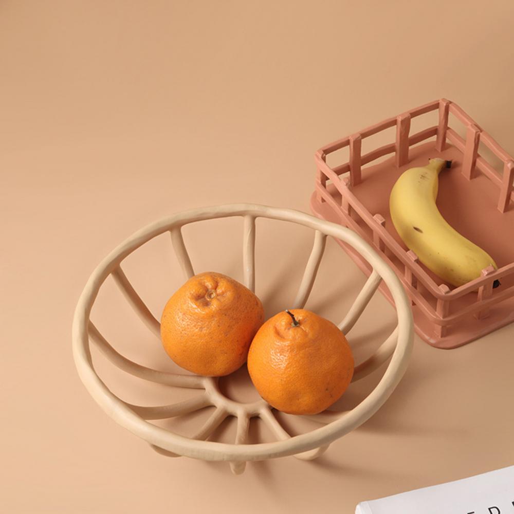 Nordisk fruktskål i harpiks på et moderne kjøkkenbord. Elegant og minimalistisk for frukt- og snacksoppbevaring.