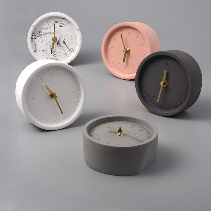 Enkel og elegant skrivebordsklokke. Minimalistisk nordisk design i sementstil, ideell for moderne hjem og kontor.