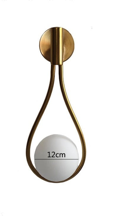Elegant nordisk vegglampe i moderne design for stue, soverom eller gang. Justerbar belysning.