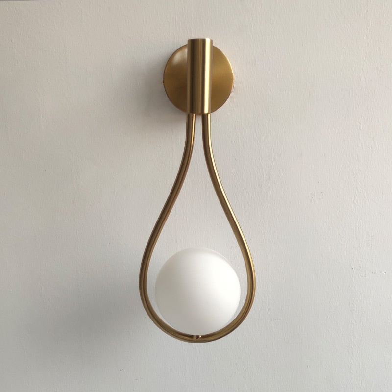 Moderne belysning: Justerbar vegglampe med varmt stemningslys for et koselig hjem.