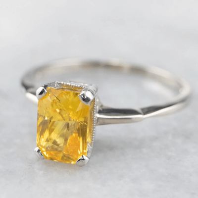 Glinsende topas edelstenring for kvinner, symboliserer lykke, et vakkert damesmykke.