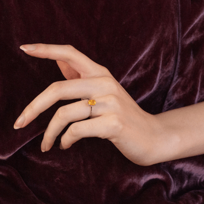 Klassisk elegant topas fødselssteinring, et tidløst damesmykke som symboliserer styrke.
