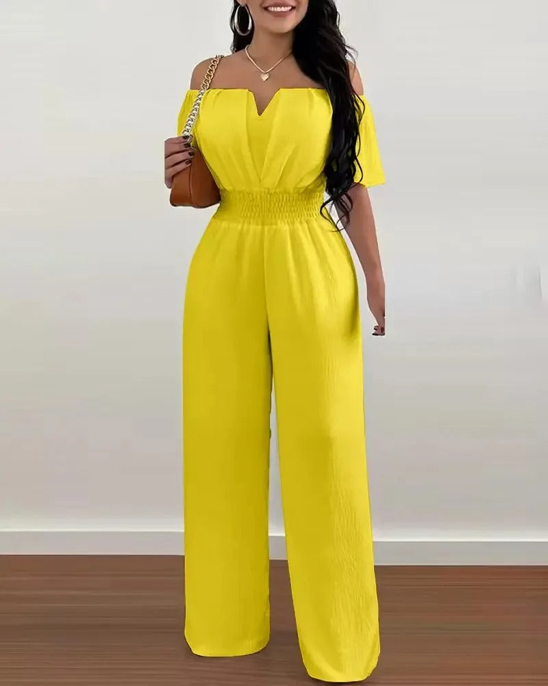 Nærbilde: Stoff og passform på elegant off-shoulder jumpsuit med vide ben. Komfortabel og chic.