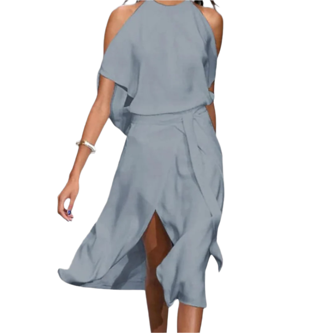 Elegant off-shoulder maxikjole for kvinner, perfekt for sommerfest. Ensfarget design med flytende stoff.