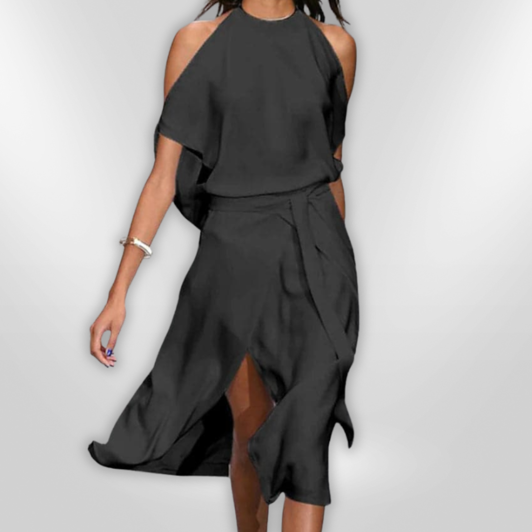 Lang, ensfarget maxikjole for kvinner med flatterende off-shoulder halslinning. Elegant drapering for en feminin look.