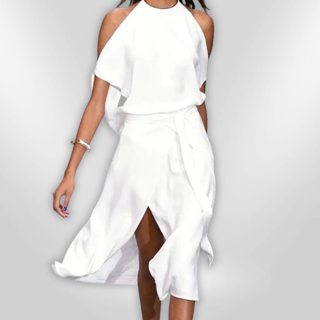 Stilren off-shoulder maxikjole for kvinne, med elegant drapering og asymmetrisk snitt. Passer til fest og sommerbruk.