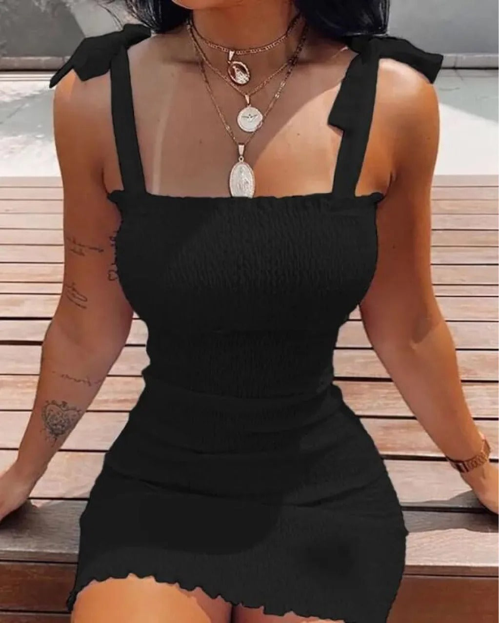 Trendy off-shoulder etuikjole for dame, en flott sommerkjole for både strand og fest.