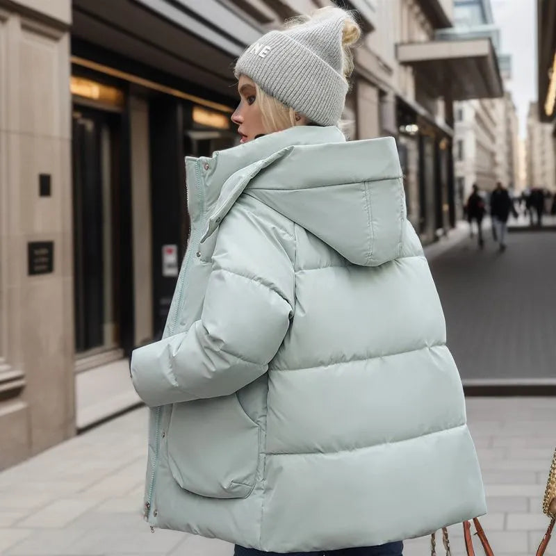 Hvit luksuriøs vinterjakke for dame, en elegant parkas som holder deg varm i vinterkulden.