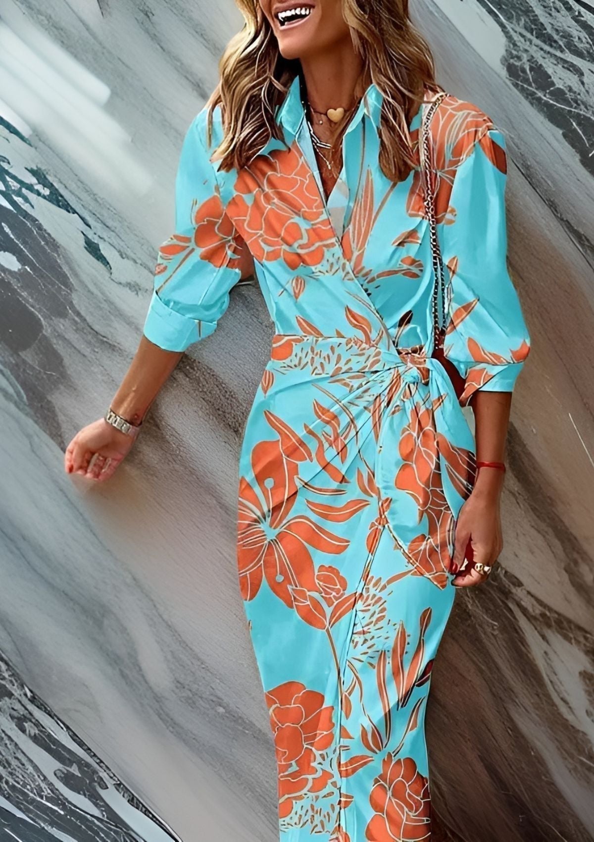 Allsidig omslagskjole for kvinner, fargerik med elegant mønster, egnet som både sommer- og festkjole.