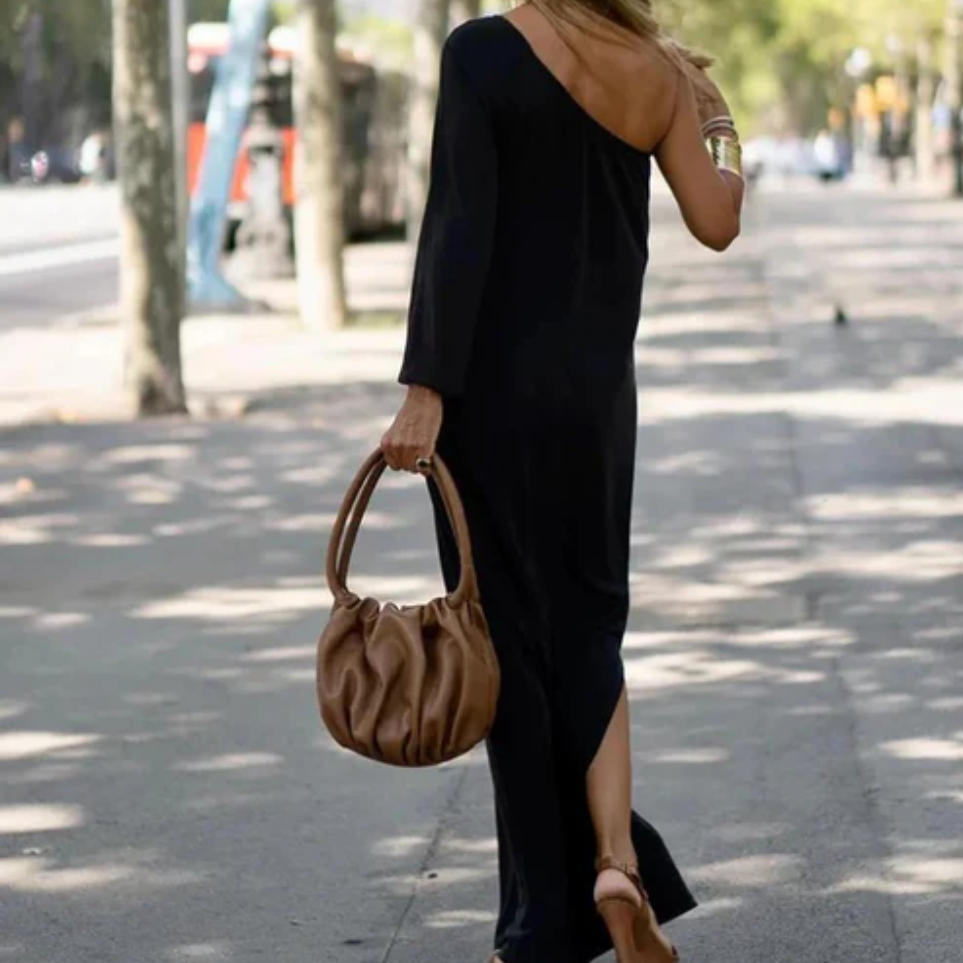 Asymmetrisk one-shoulder kjole for kvinner. Stilren og allsidig sommerkjole, ideell for fest eller casual bruk.