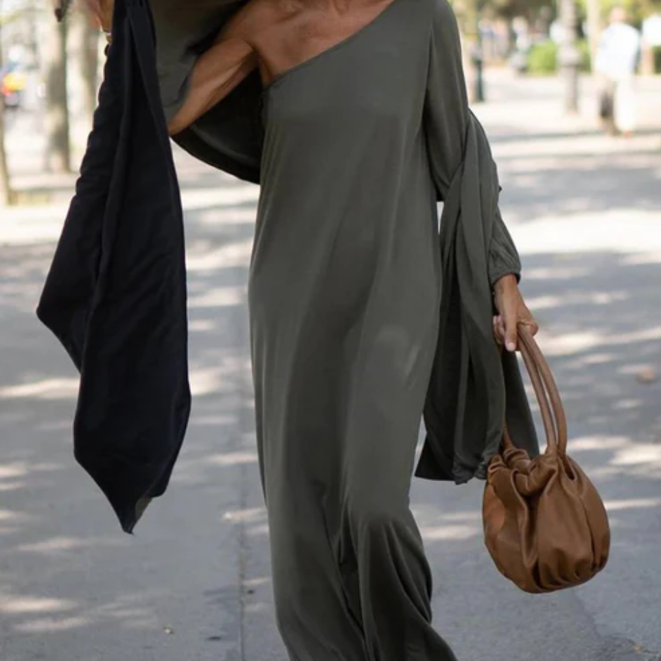 Komfortabel one-shoulder bomullskjole for damer. Ideell som sommerkjole, festkjole eller en casual og stilren look.