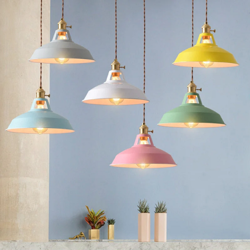 Retro taklampe med E27 sokkel, pastellfarget metallamper for moderne interiør.