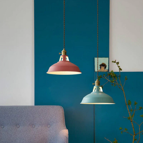 Pastellgrønn hengende lampe, dekorativ belysning for spisestue eller kjøkken.
