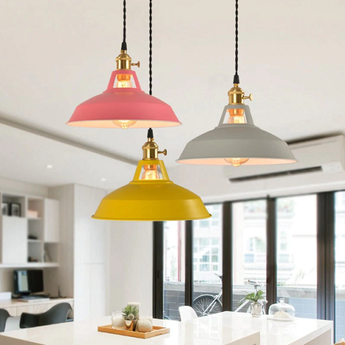 Moderne retro hengende lampe, stilig metall taklampe i duse pastelltoner.