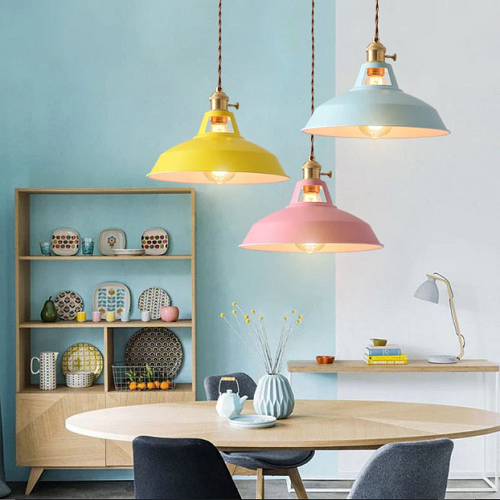 Hengende taklampe i metall, pastell rosa farge, ideell for soverom eller barnerom.
