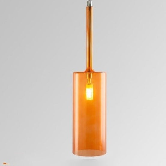Tidløs taklampe i glass, klassisk design som fornyer spisebord og interiør.