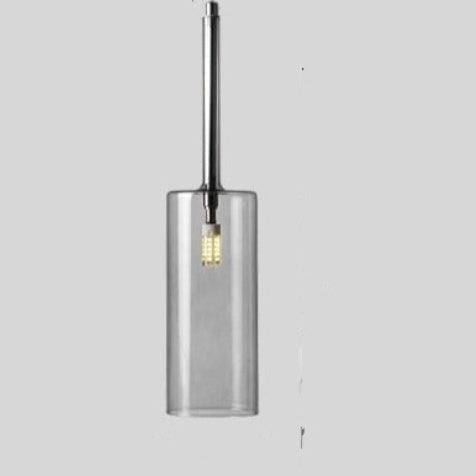 Krystallklar glasslampe, stilfull takpendel som reflekterer lys vakkert over spisebordet.