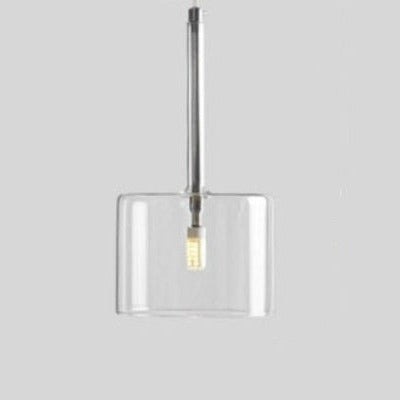 Spisebordlampe i glass, skaper en inviterende atmosfære med elegant pendelbelysning.