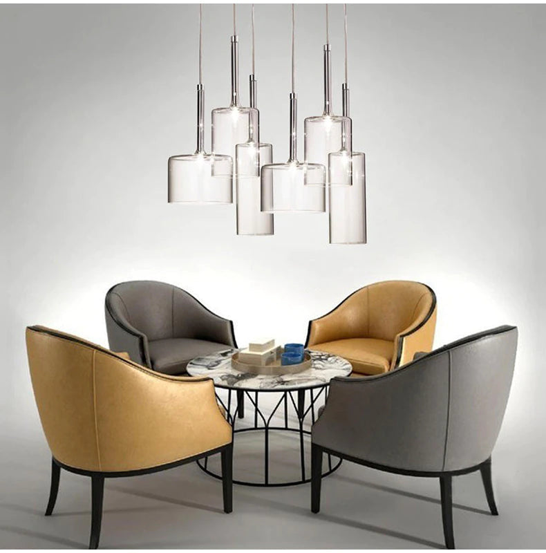Designlampe i glass til spisestue, elegant taklampe for moderne interiør.