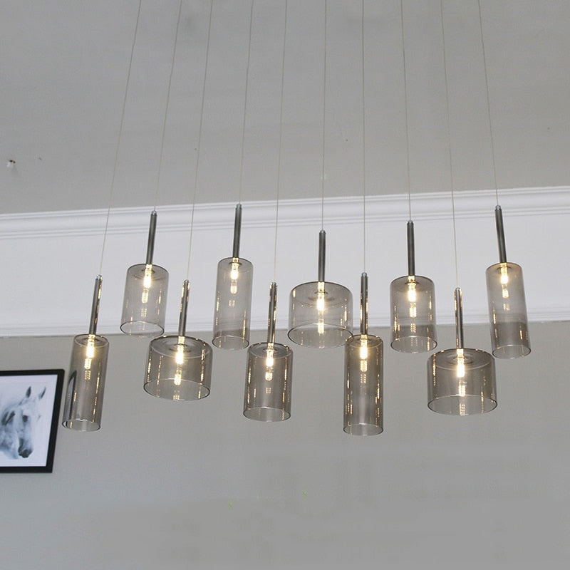 LED-pendellampe i glass, stilfull belysning som fremhever spisebordet.