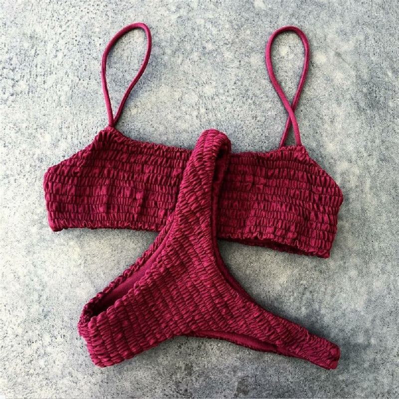 Stilrent dame badetøy: plissert bikinisett med push-up bh, elegant og komfortabelt for sommer.