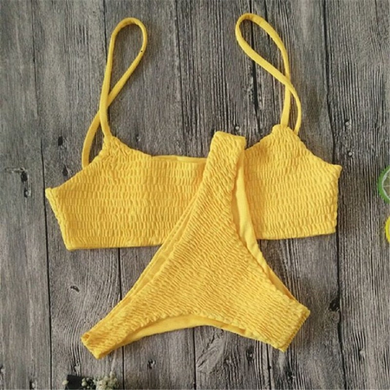 Komfortabelt trådfri plissert dame bikinisett med push-up for en elegant og moderne strandlook.