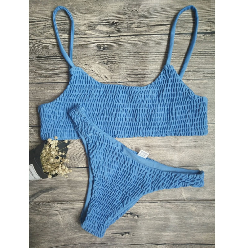 Sommerelegant plissert bikinisett med push-up effekt, ideelt for ferie og avslappende stranddager.