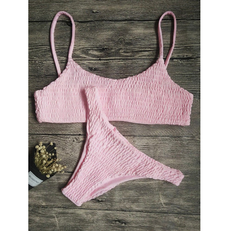 Moderne plissert bikinisett med push-up for kvinner, trendy strandmote og elegant badetøy.