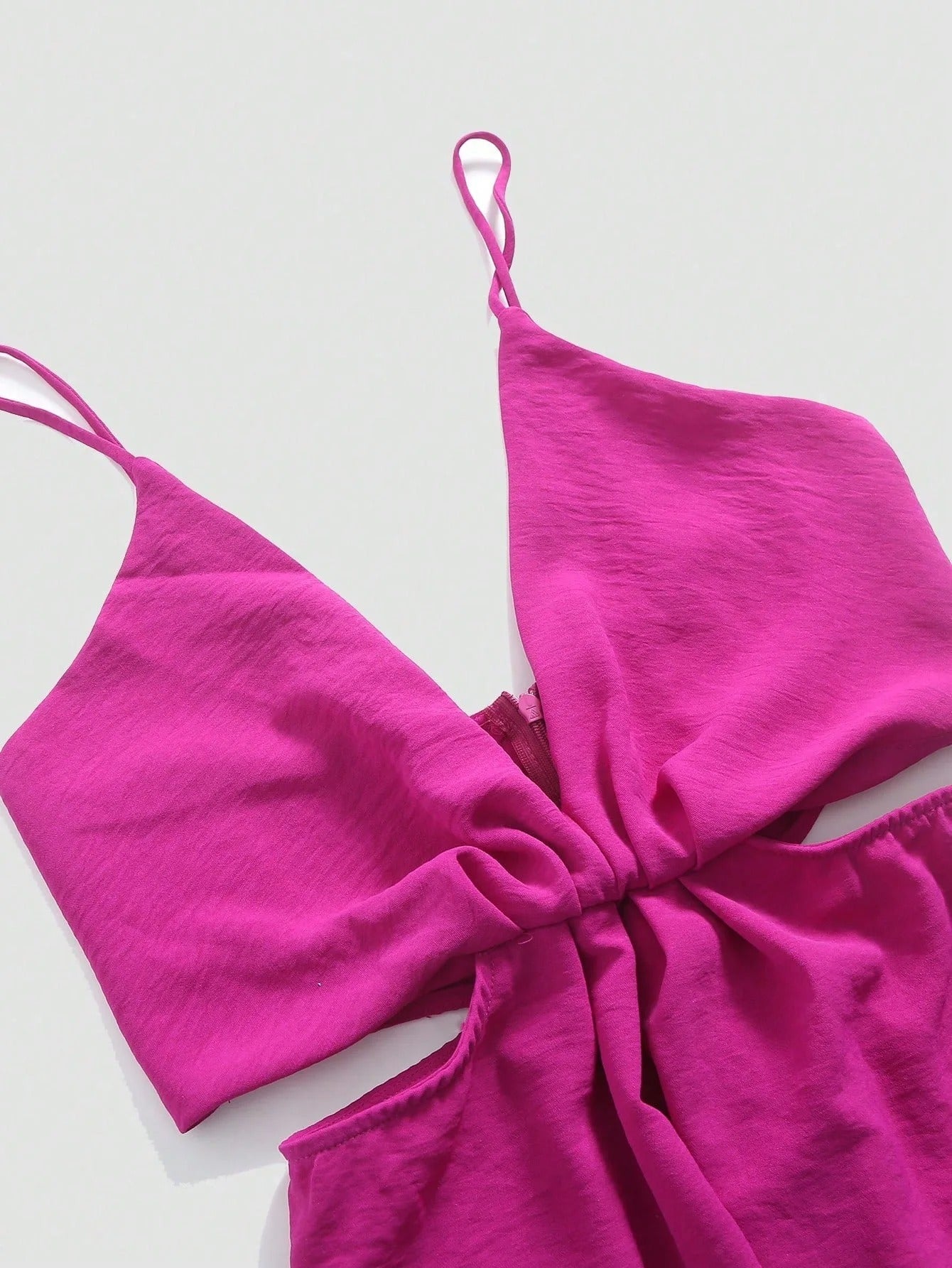 Stilfull plissert jumpsuit for kvinner. Vide ben og ryggløs design for trendy sommerstil.