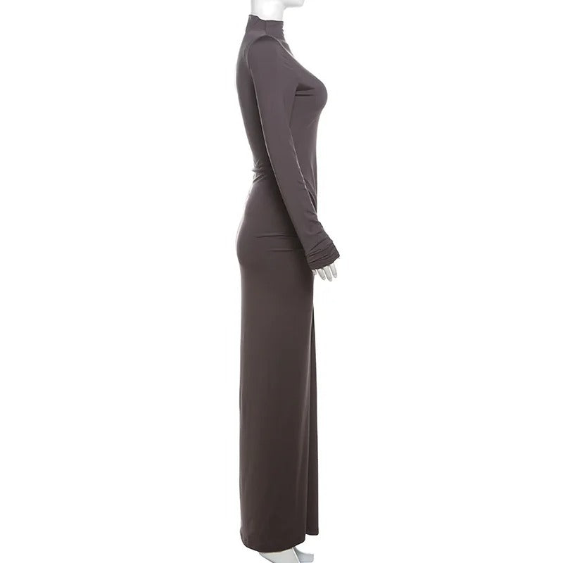 Moteriktig langermet damekjole med plissert stoff. Elegant og flatterende design for fest og spesielle anledninger.