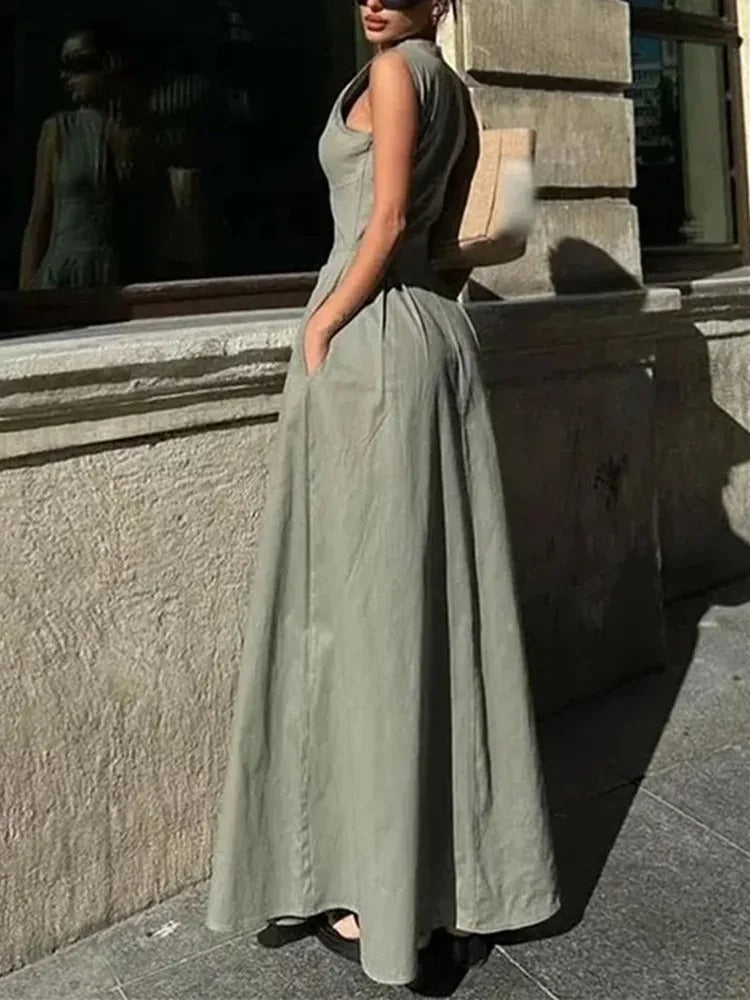 Dame bodycon midikjole med synlig glidelås foran. Elegant ermeløs design med plisserte detaljer, ideell for sommer.