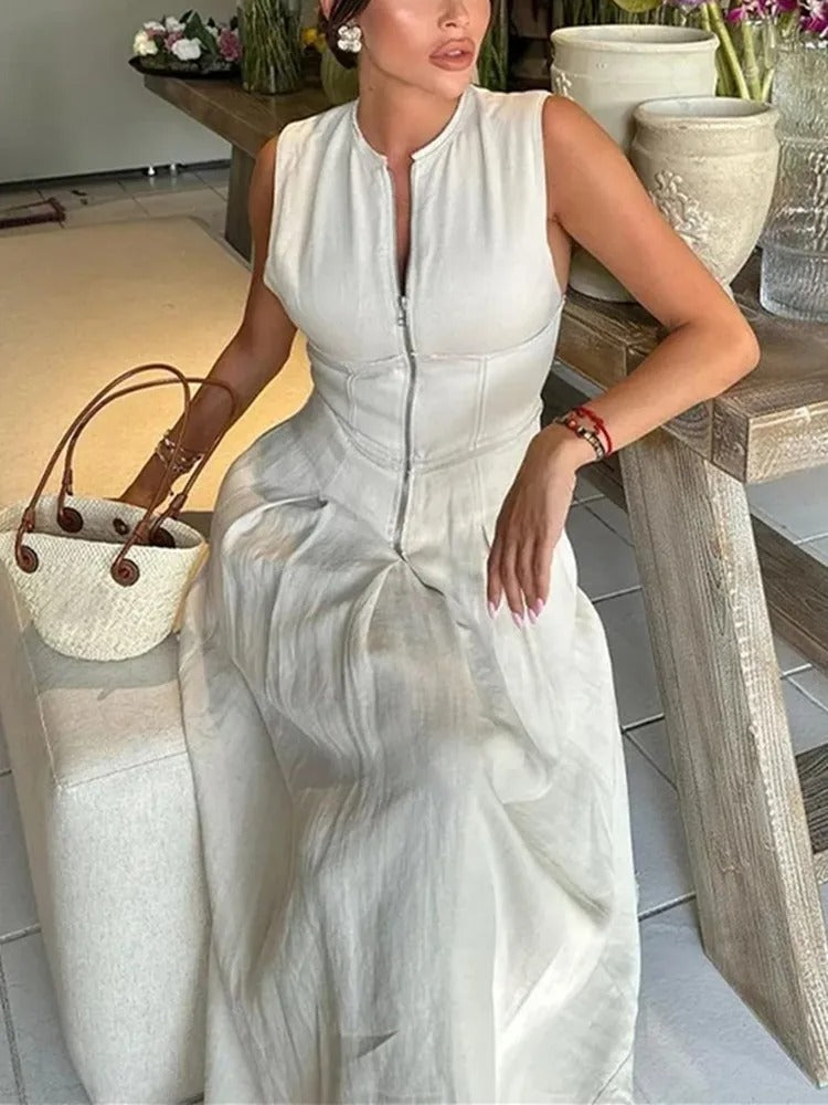 Sophistikert plissert midikjole for dame i en elegant tidløs stil. Bodycon passform og diskret glidelås.
