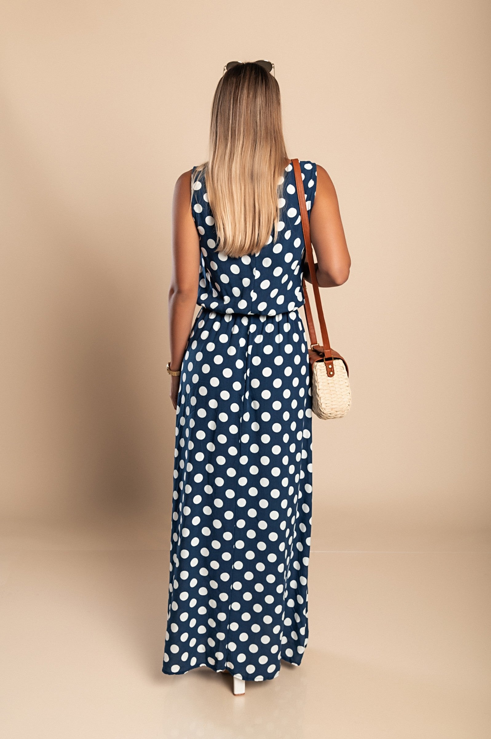 Allsidig prikkete midi kjole for kvinner. Fra hverdag til fest, alltid elegant og tidløs.