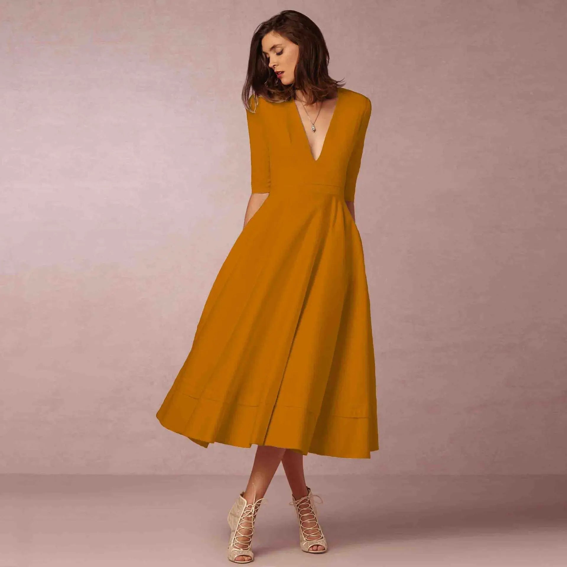 Lang, moderne damekjole; ermeløs prinsessekjole. Ideell som elegant festkjole eller bryllupskjole.