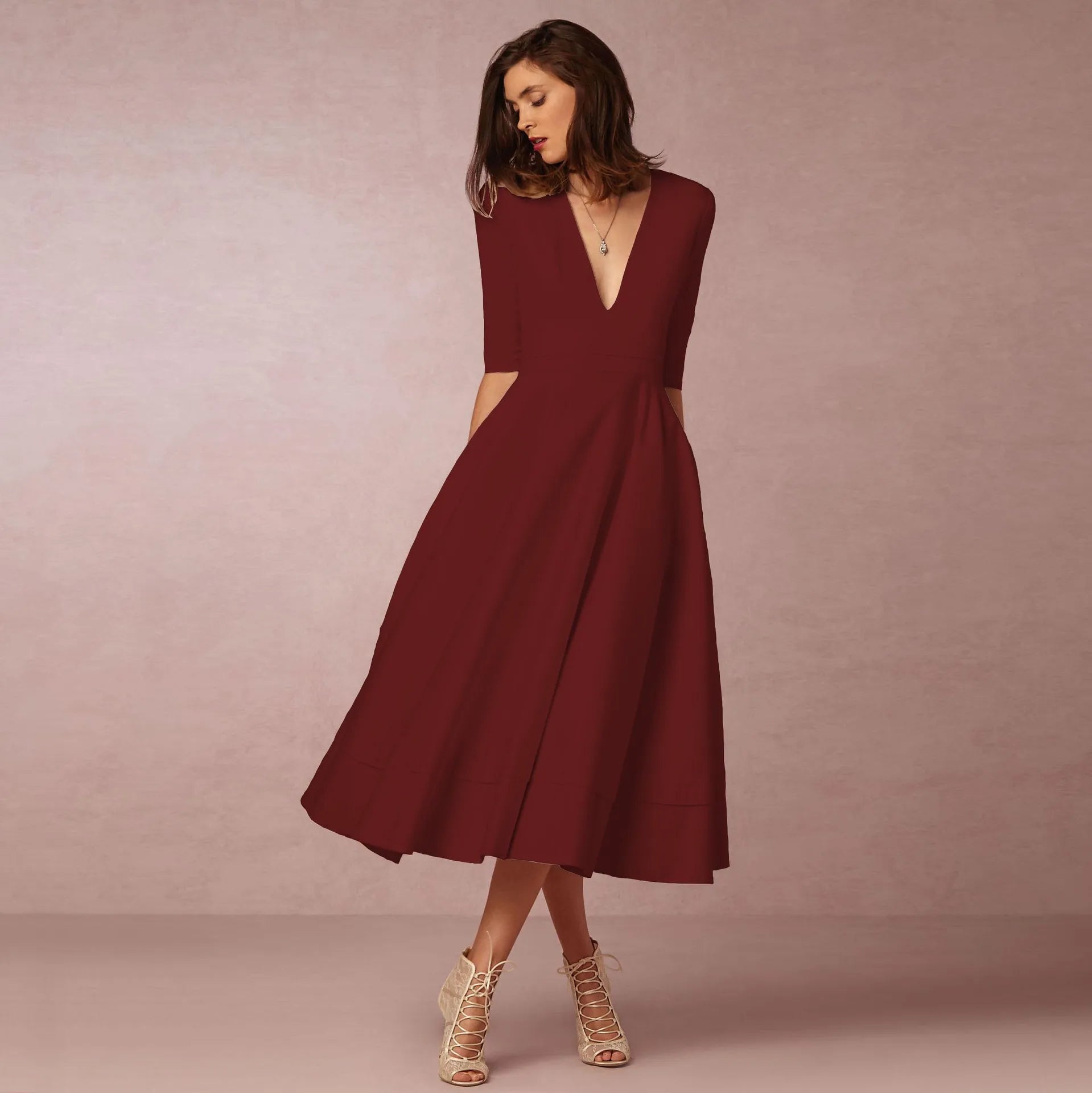 Moderne prinsessekjole uten ermer. Elegant selskapskjole for fest, bryllup og ball, lang modell.