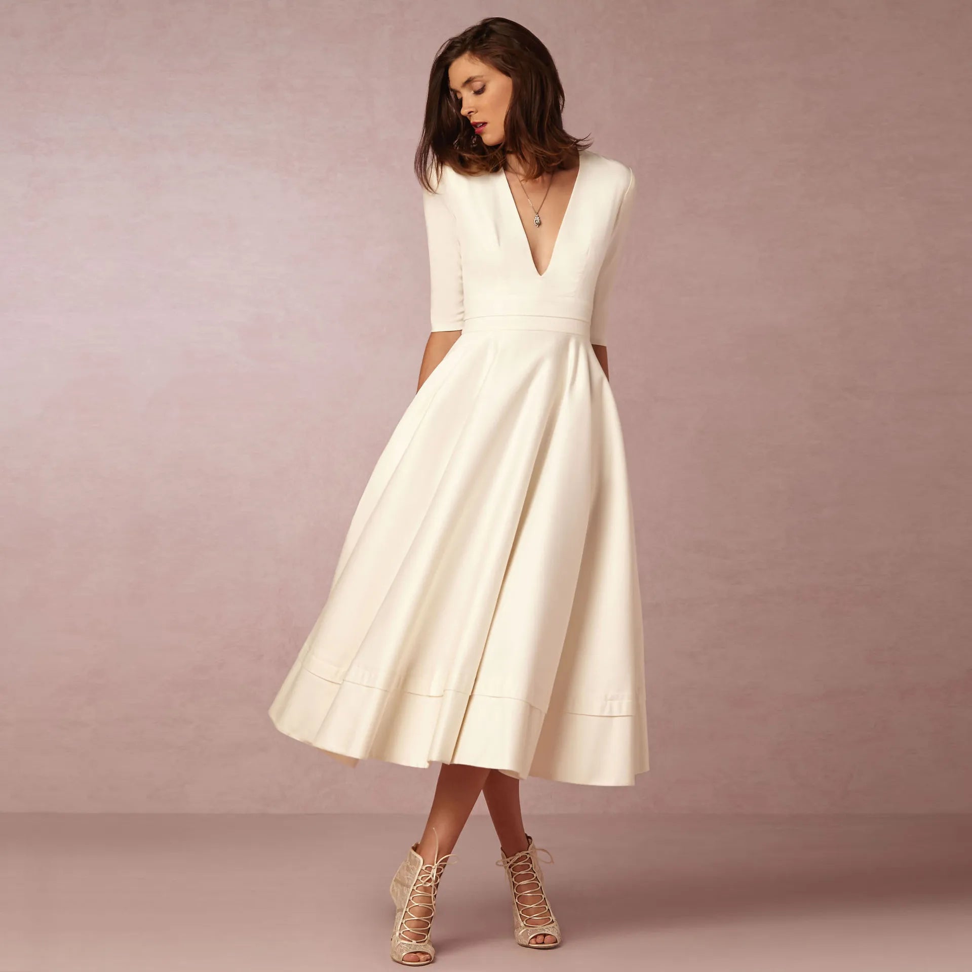 Vakker, ermeløs prinsessekjole for kvinner. Moderne lang festkjole, elegant til ball og bryllup.
