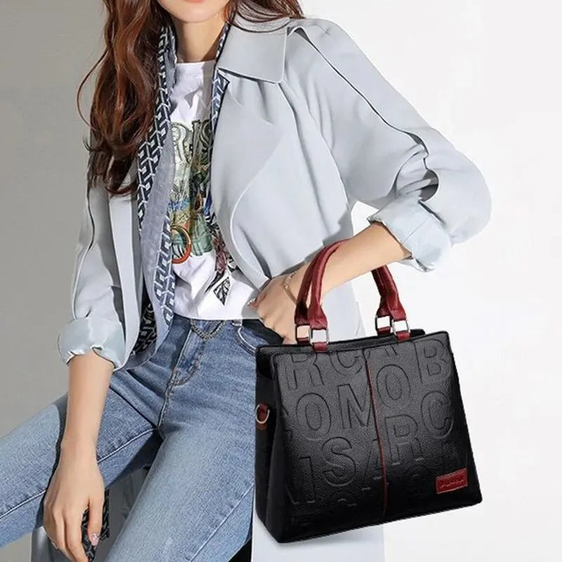 Kvinner med brun PU-skinn skulderveske, viser elegant stil og praktisk crossbody-funksjon.