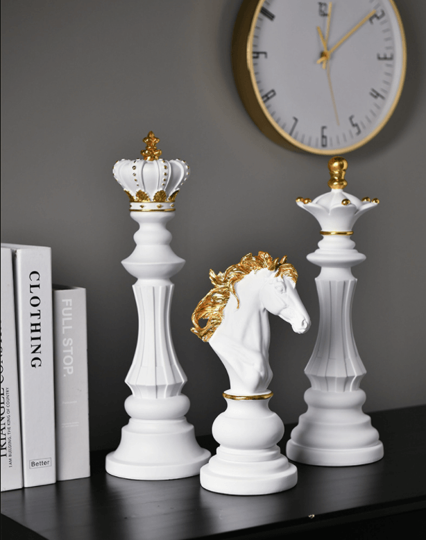 Elegant sjakkfigur i resin, solid og holdbar. En varig del av din hjemmedekor.