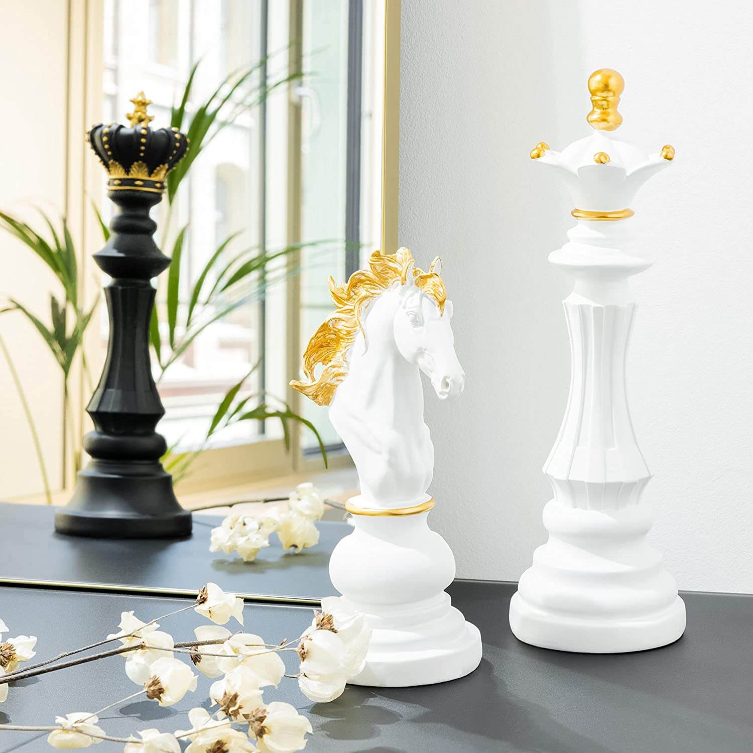Svart resin sjakkfigur, elegant statue. Tidløs interiørdekor for et stilfullt hjem.