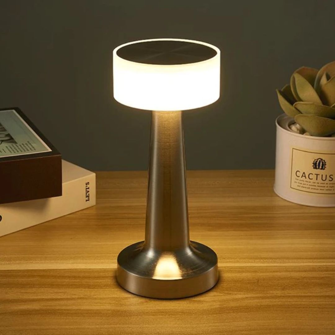 Gull retro bordlampe, dimbar med USB-lading. Perfekt som nattlys, leselampe eller barbelysning.