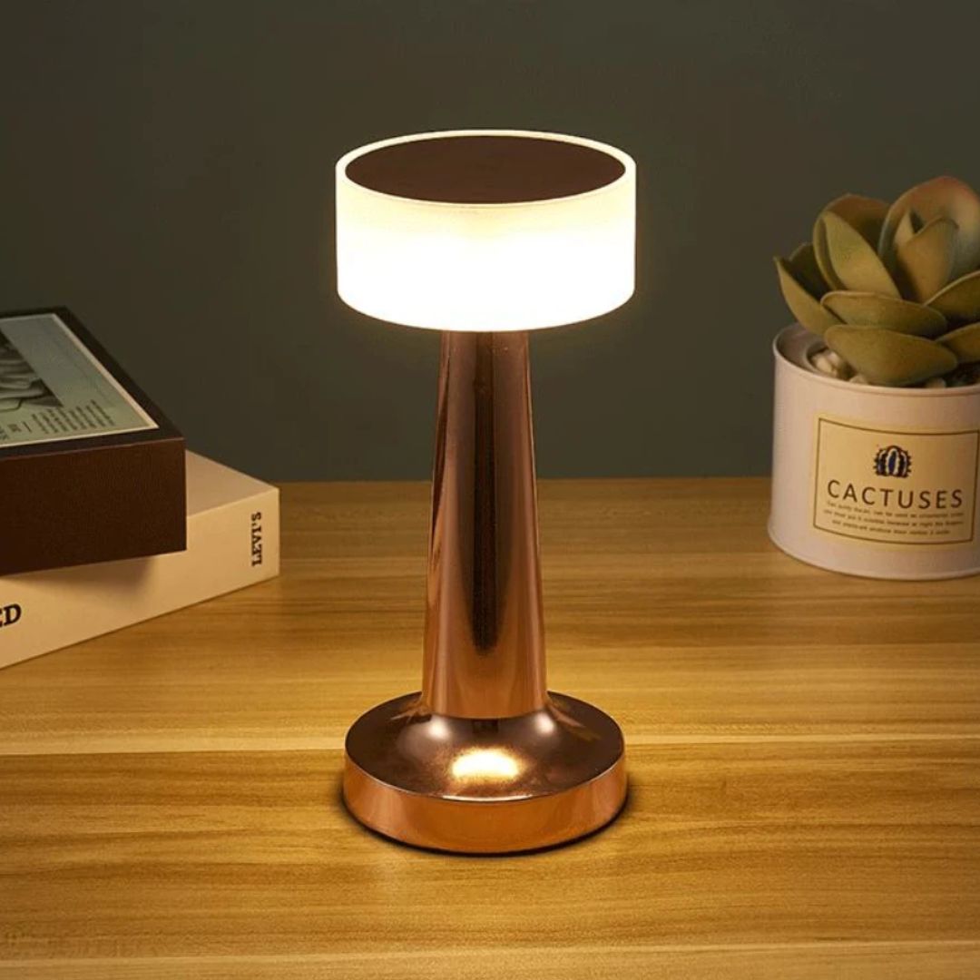 Dimbar bordlampe i elegant retro stil med USB-port. Ideell for kafe, stue eller dekorativ belysning.