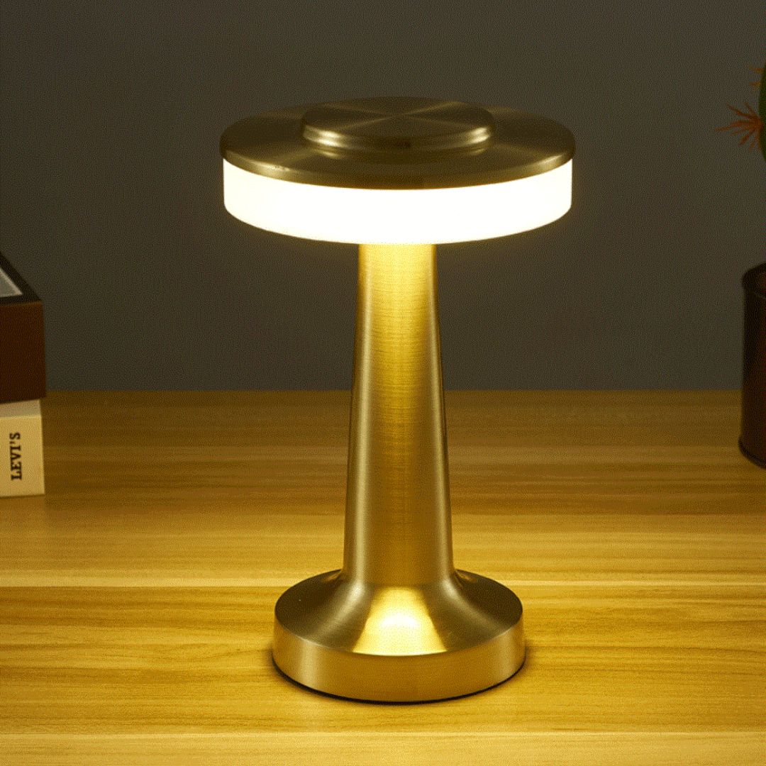 Praktisk retro bordlampe med dimmefunksjon og USB-lading. Perfekt for lesing eller som nattbelysning.