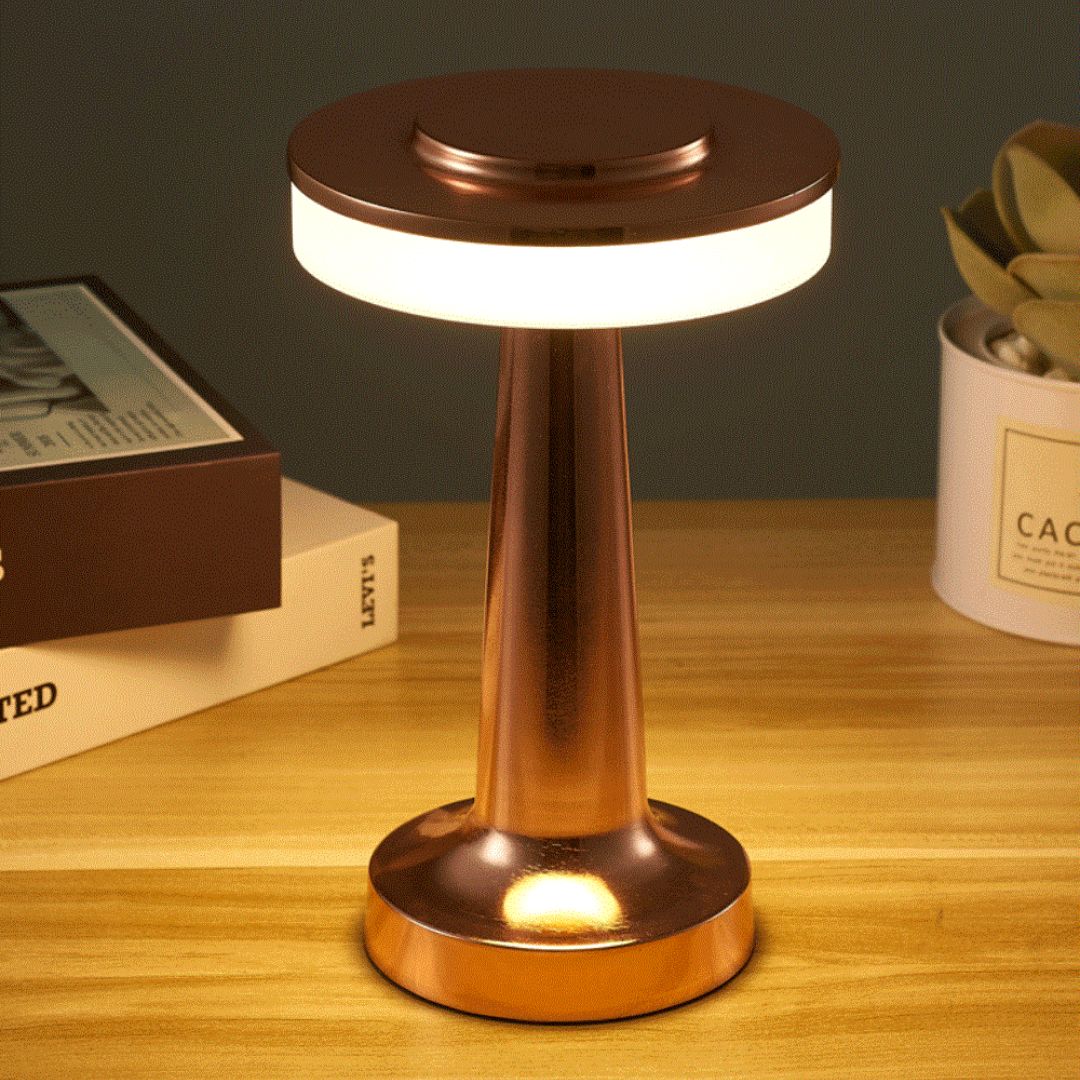 Sølv retro bordlampe med dimming og USB-lading. Elegant og funksjonell belysning for moderne hjem.