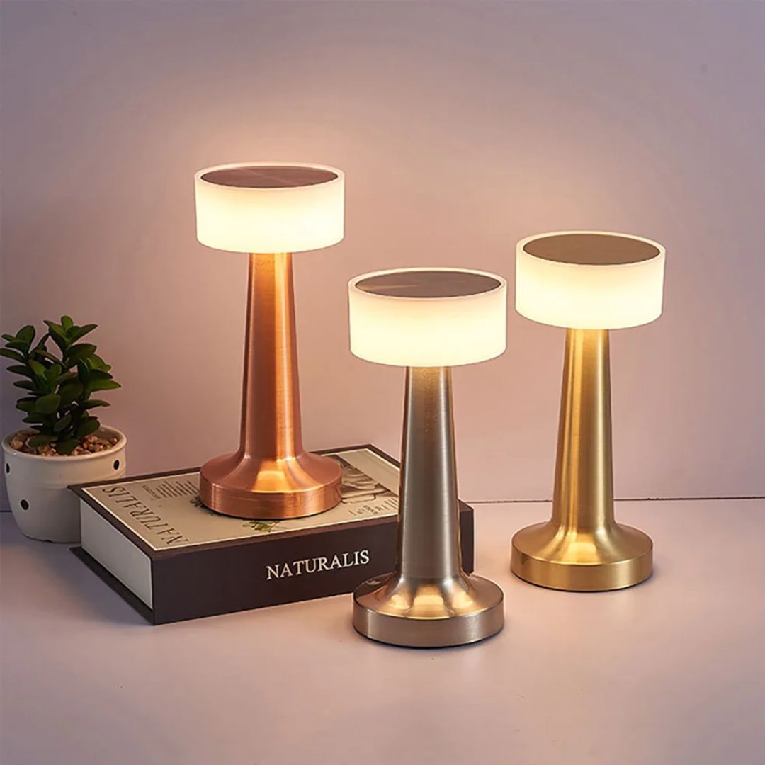Stilren kontorlampe i retro design, dimbar og USB-ladbar. Ergonomisk belysning for arbeidsplassen.