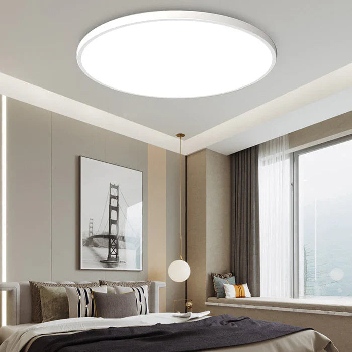 Moderne LED-taklampe i stuen. Stilren og dimbar belysning for en innbydende atmosfære i hjemmet.