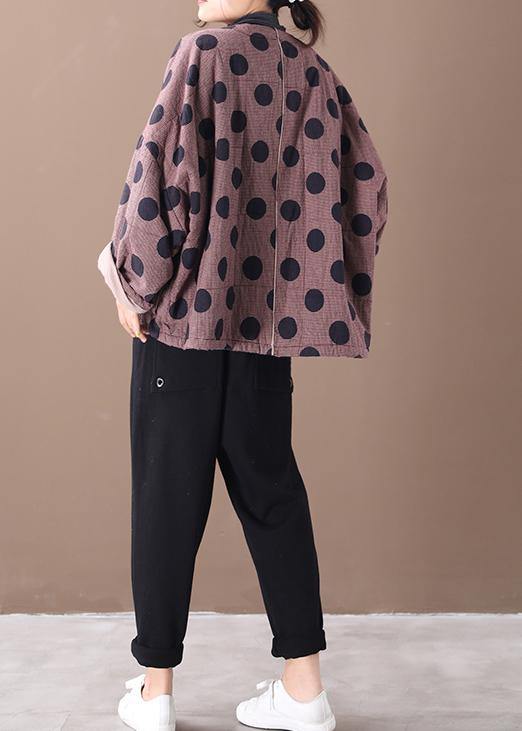 Elegant V-hals damefrakk i rutete design. Allsidig og uformell vår-/høstjakke for kvinner. Komfortabelt lag-på-lag.