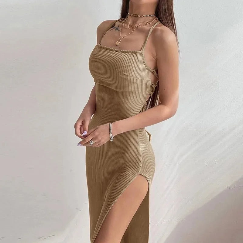 Ryggløs halterneck bodycon-kjole for kvinner. Elegant og moteriktig festkjole for kveldsbruk.