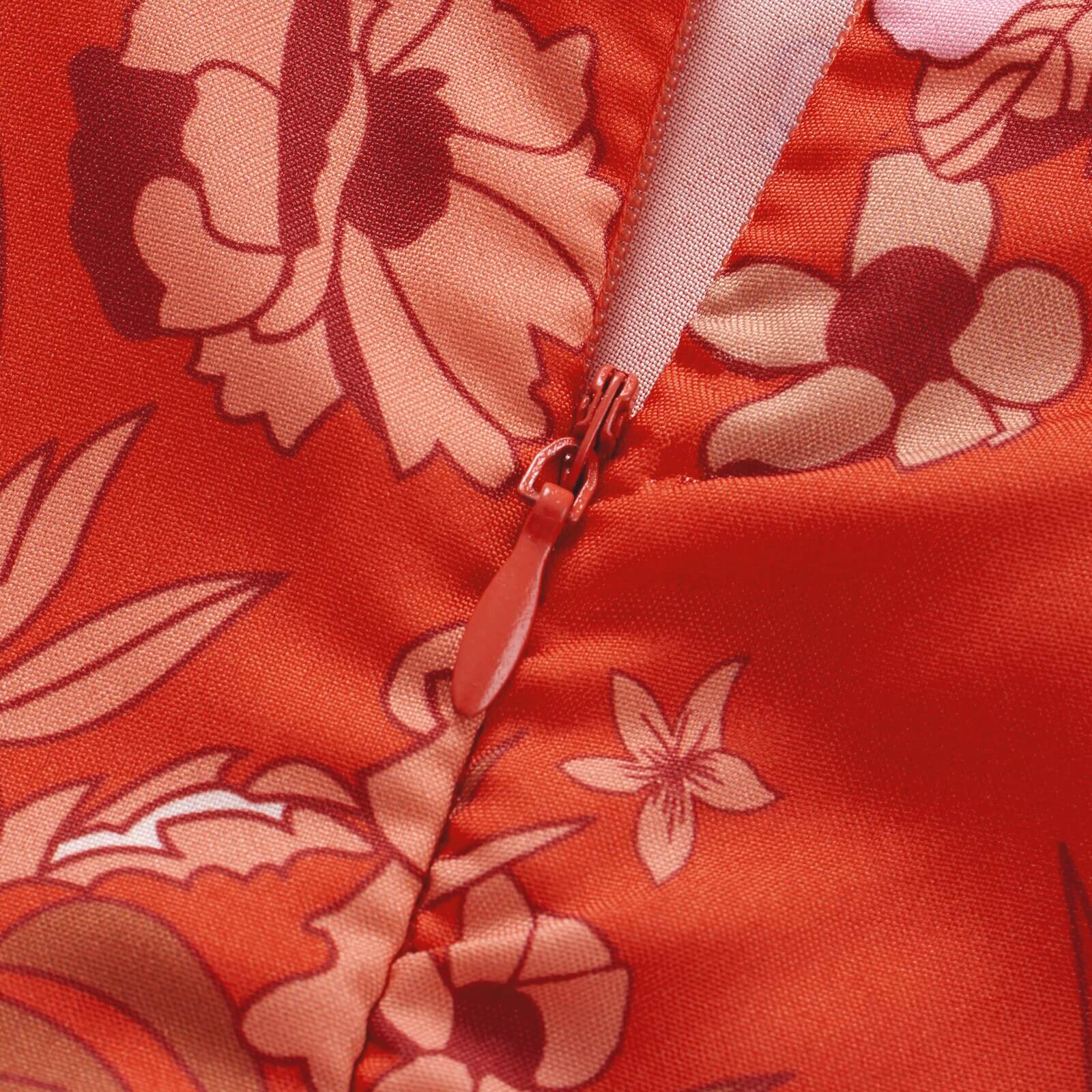 Stilfull ryggløs minikjole med V-hals og grimehalsdetaljer, en elegant sommer- eller festkjole.