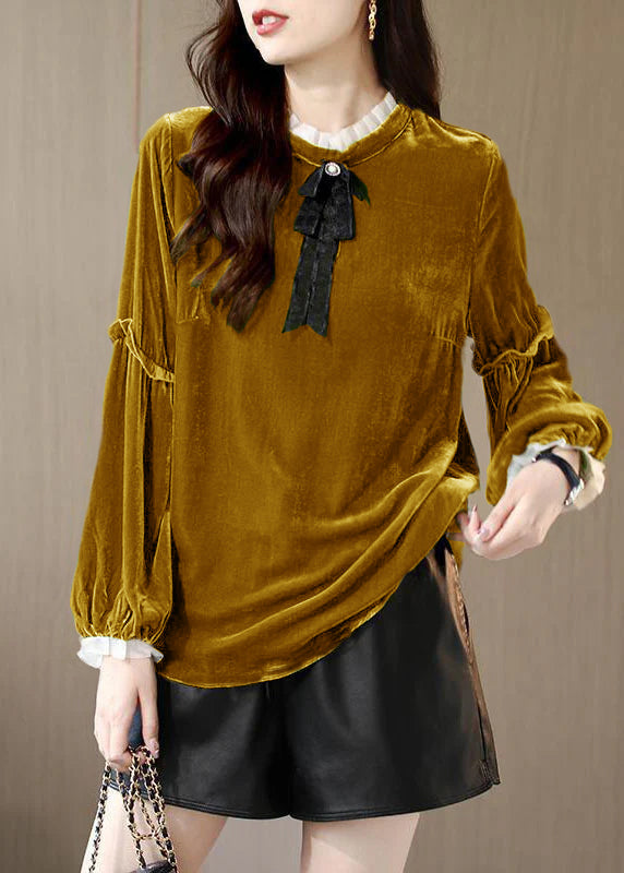 Komfortabel elegant rysjet kvinnebluse i patchwork-stil, løs passform.